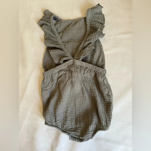 The Simple Folk The Ruffle Romper in Sage Organic Cotton Muslin 6/7 - Picture 6 of 8